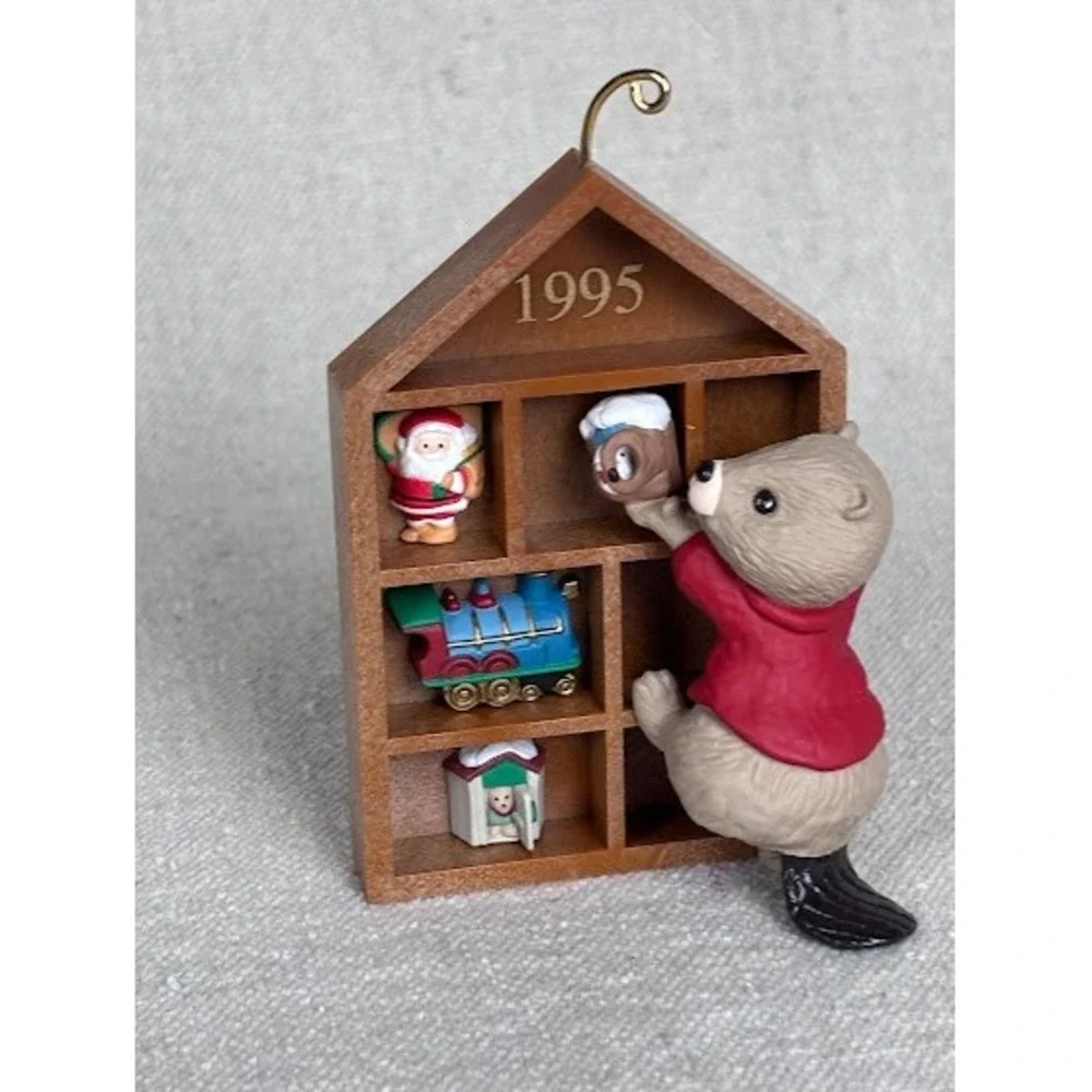 Hallmark Keepsake Ornament Collector's Club 1995 Beaver‎ With Toy Shelf House